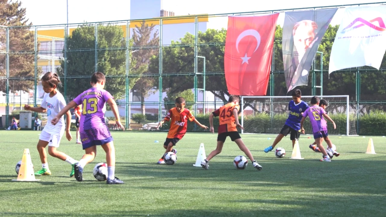 Mersin Büyükşehir'den Çocuklara Yıl Boyu Ücretsiz Futbol Eğitimi Fırsatı!