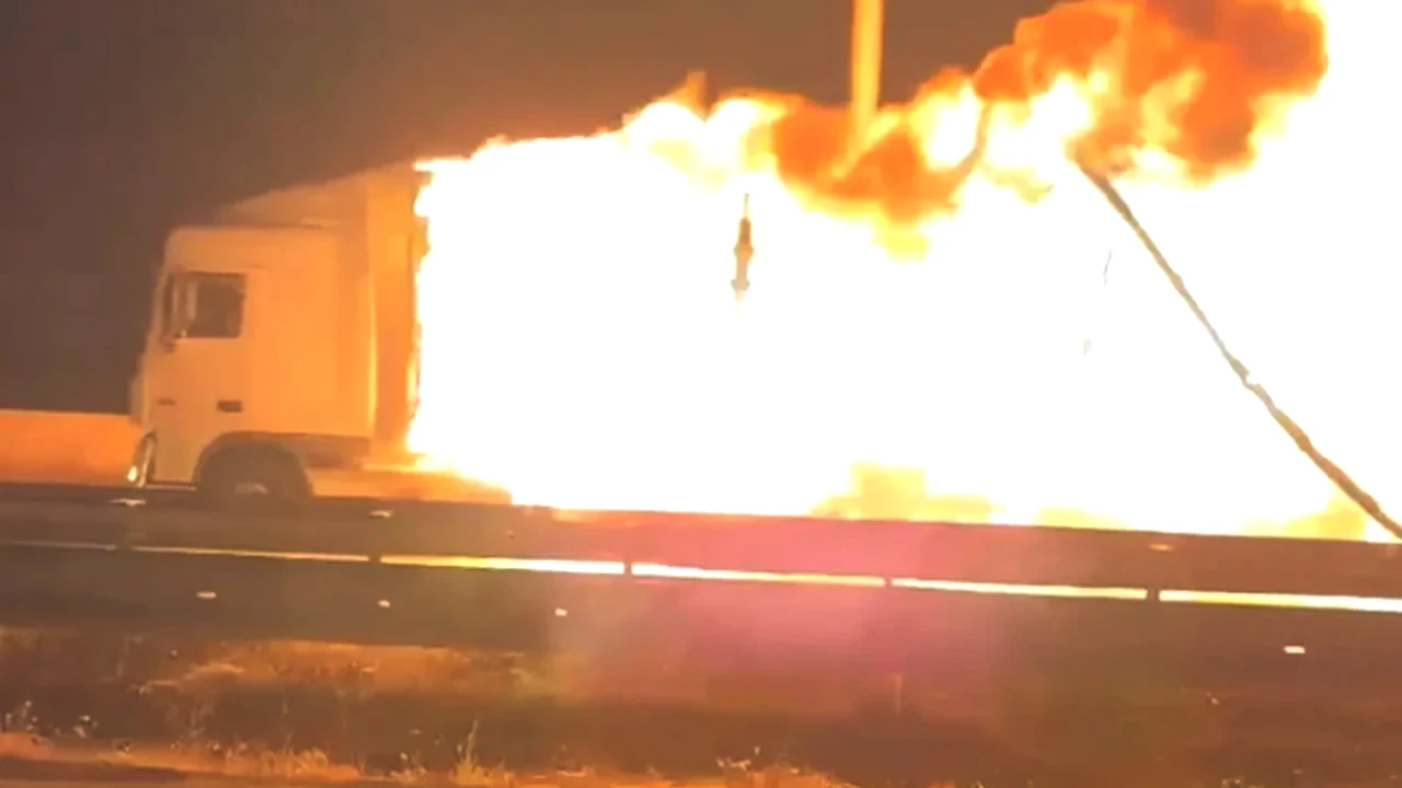 Samsun'da Dehşet Anları! Alev Alev Yanan Tır 8 Kilometre Süredildi!